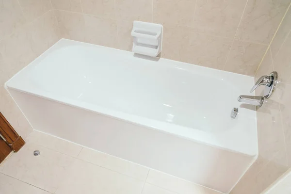 Белая ванна — стоковое фото