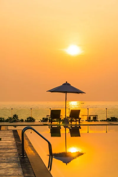 Mooie parasol en stoel rond zwembad in hotel en r — Stockfoto