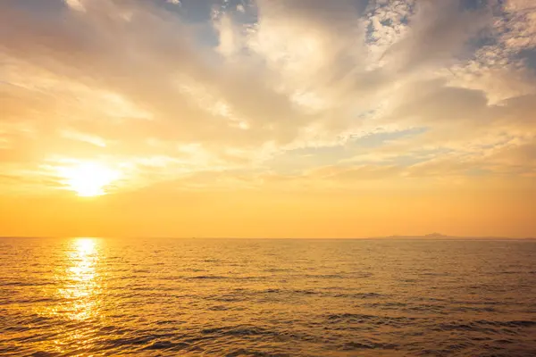 Prachtige zonsondergang op het strand en de zee — Stockfoto