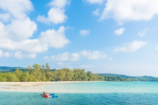 Plaj ve deniz Hindistan cevizi hurma ağacı — Stok fotoğraf