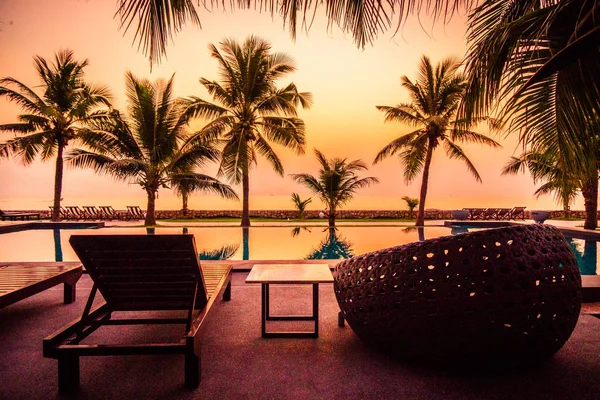 Силуэт кокосовой пальмы вокруг открытого бассейна — стоковое фото