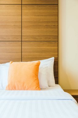 Yatak Dekorasyon iç otel odasının konforlu yastık