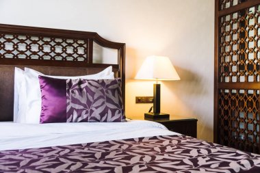 Otel yatak odası iç dekorasyonda yatak üzerinde rahat yastık