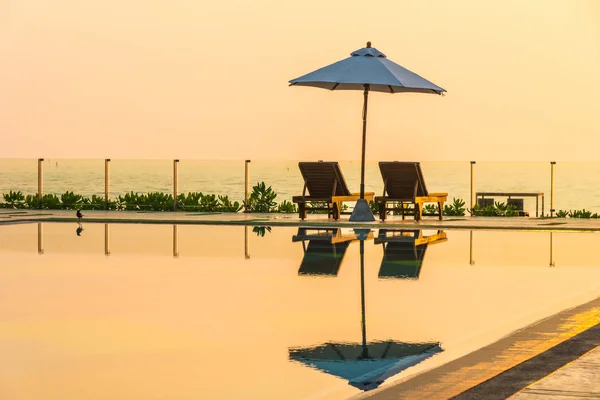 Mooie Parasol Stoel Rond Zwembad Het Hotel Resort Sunrise Tijdig — Stockfoto