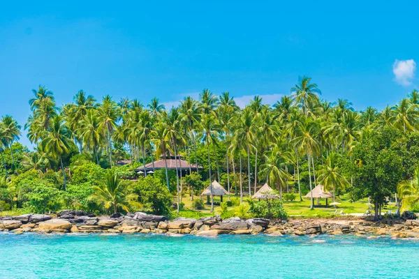 Pięknej Tropikalnej Plaży Morza Palmy Kokosowe Drzewo Rajskiej Wyspie Koncepcja — Zdjęcie stockowe