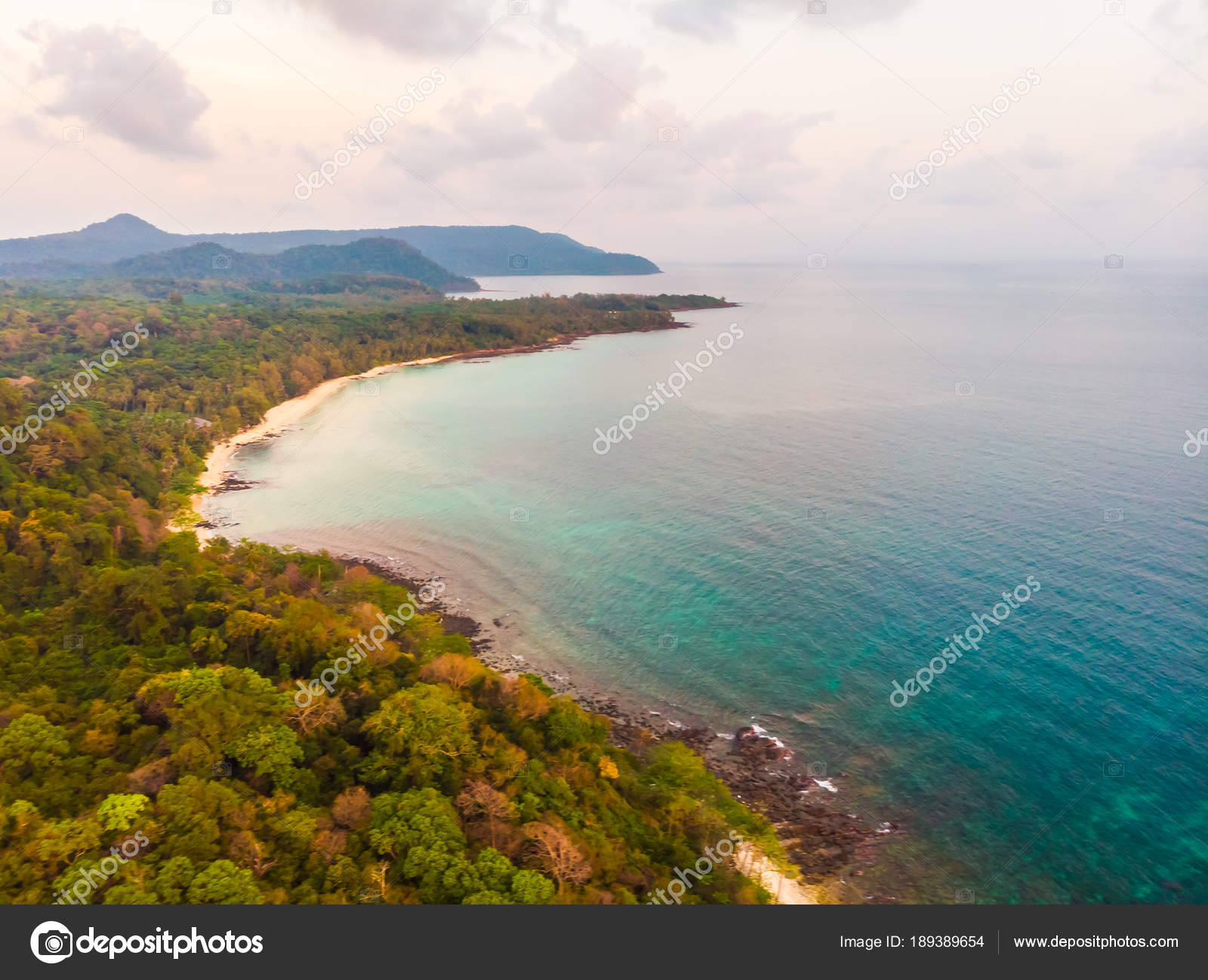 Vue Aérienne Belle Plage Mer Avec Cocotier Moment Coucher