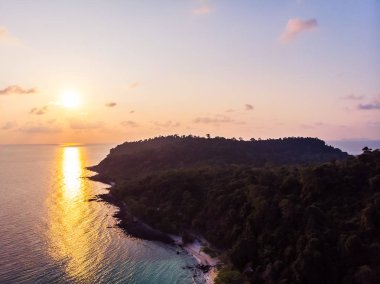 Cennet Adası üzerinde güzel bir plaj ve deniz günbatımı zaman Hindistan cevizi hurma ağacı ile havadan görünümü