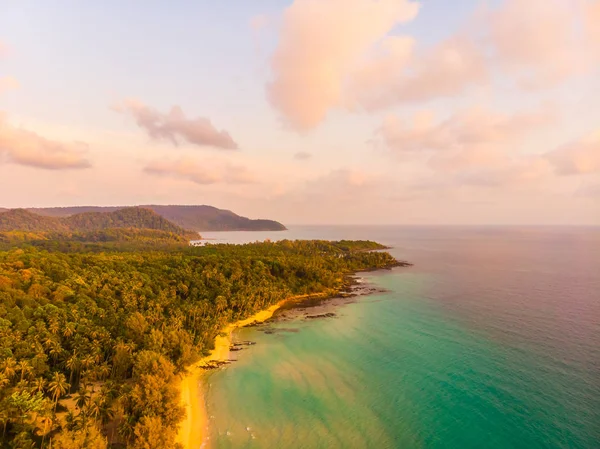 楽園の島の美しいビーチと海と日没時にココナッツ椰子の木の空中写真 — ストック写真