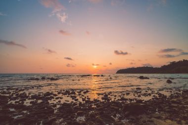 Plaj ve deniz Hindistan cevizi hurma ağacı günbatımı zaman - tatil tatil kavramı etrafında güzel Cennet Adası