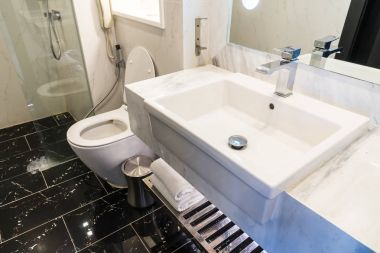 Beyaz lavabo ve musluk banyo iç dekorasyonda