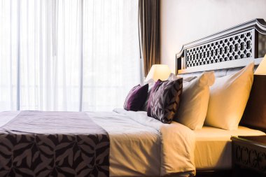 Otel yatak odası iç dekorasyonda yatak üzerinde rahat yastık