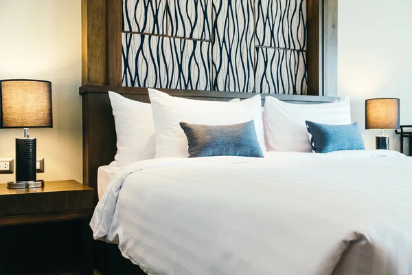 Comfortabel Kussen Het Bed Hotel Slaapkamer Interieur Decoratie — Stockfoto