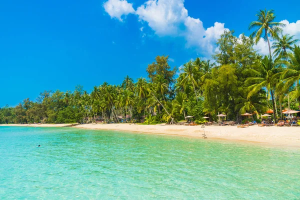 美しい熱帯のビーチとパラダイス アイランド 休日休暇の概念にココナッツのヤシの木と海 — ストック写真