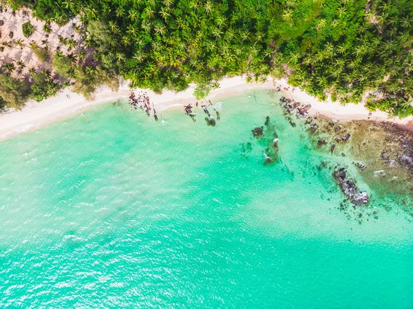 Letecký Pohled Nádherné Pláže Moře Kokosu Palmou Modré Obloze Ostrově — Stock fotografie