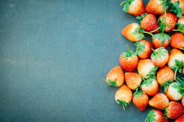 Kopya alanı siyah taş zemin üzerine çilek meyve