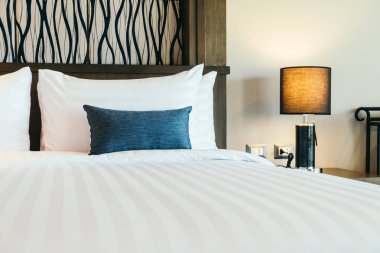Otel yatak odası iç dekorasyonda yatak üzerinde rahat yastık