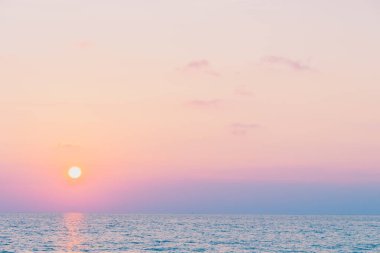 Sahilde ve denizde güzel bir gün batımı