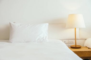 beyaz yastık yatağın üstünde