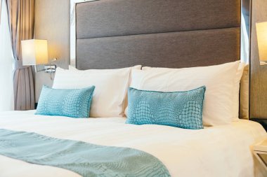 beyaz yastık yatağın üstünde