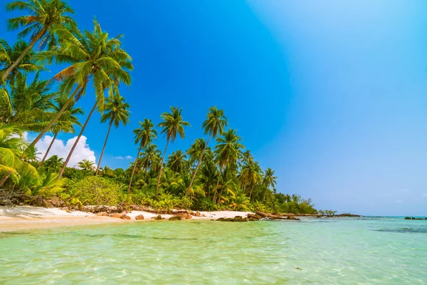 Beautiful paradise island with sea and beach landscape — Stock Photo, Image