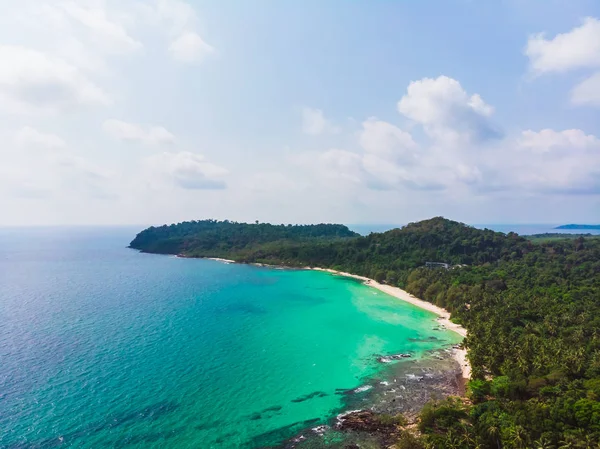 Vista aérea de hermosa playa y mar con palmera de coco —  Fotos de Stock