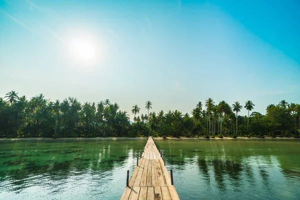 Wood bridge or pier on the beach and sea — Stock Photo, Image