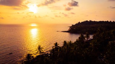 Deniz ve plaj adanın ile havadan görünümü