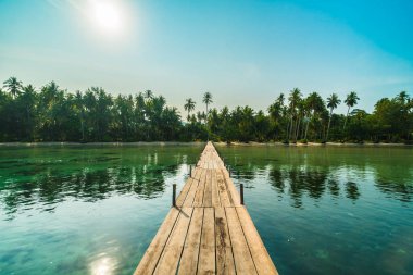 Ahşap köprü ya da plaj ve deniz iskelede