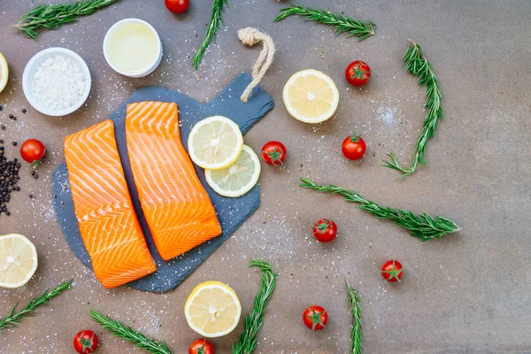 Filetto di carne di salmone crudo e fresco su ardesia nera — Foto Stock