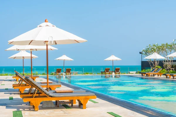 Beautiful umbrella and chair around swimming pool in hotel and r — Stock Photo, Image