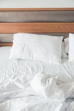 Buruşuk Oda beyaz yastık