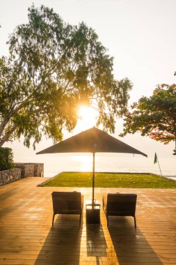 Şemsiye ve sandalye neary plaj ve deniz