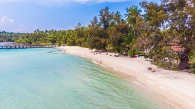 Deniz ve plaj ile havadan görünümü