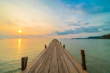 Ahşap köprü ya da plaj ve deniz iskelede