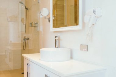 Musluk ve lavabo banyo dekorasyon