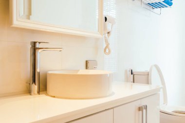 Musluk ve lavabo banyo dekorasyon