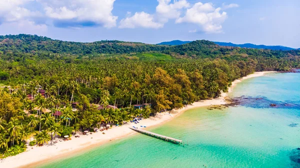 Deniz ve plaj ile havadan görünümü — Stok fotoğraf