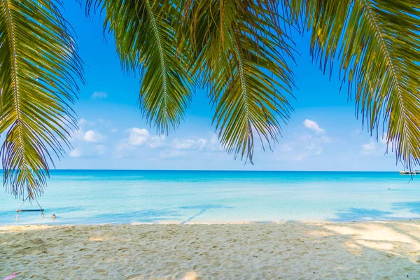 Hermosa playa tropical y el mar — Foto de Stock