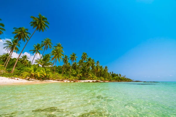 Beautiful paradise island with sea and beach landscape — Stock Photo, Image