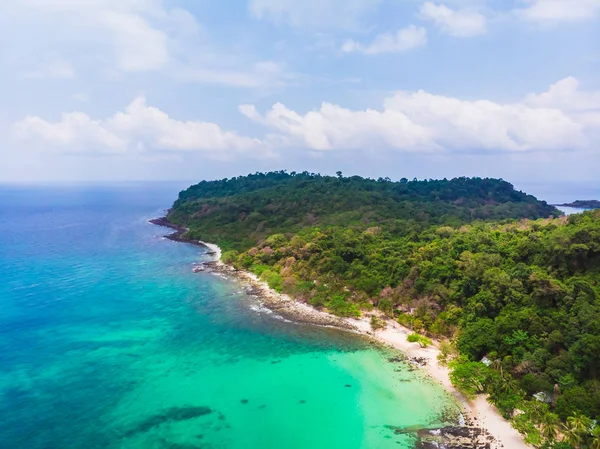Güzel bir plaj ve deniz Hindistan cevizi hurma ağacı ile havadan görünümü — Stok fotoğraf