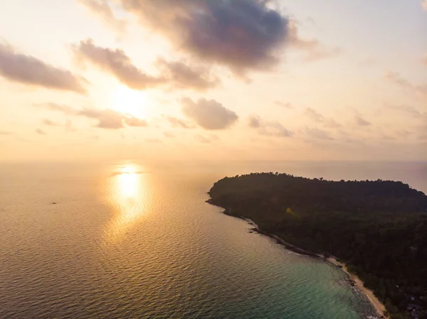 Vista aérea de la hermosa playa y el mar con palmera de coco en — Foto de Stock