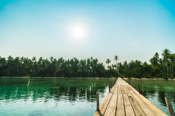 Ahşap köprü ya da plaj ve deniz iskelede