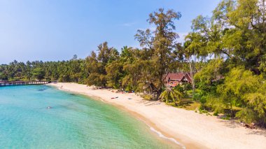 Deniz ve plaj ile havadan görünümü