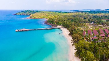 Deniz ve plaj ile havadan görünümü