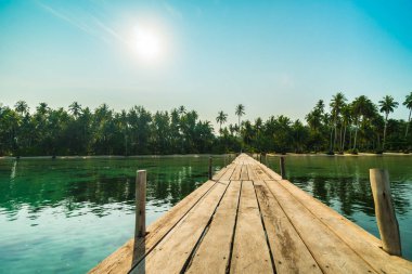 Ahşap köprü ya da plaj ve deniz iskelede