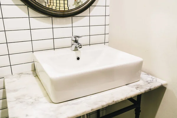 Robinet et évier décoration dans la salle de bain — Photo