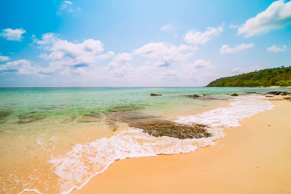 Wunderschöner paradiesischer tropischer Strand und Meer — Stockfoto