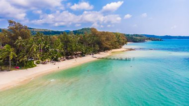 Deniz ve plaj ile havadan görünümü