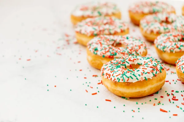 Donuts à la crème au chocolat blanc et saupoudrer de sucre — Photo