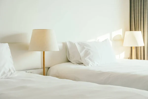 Белая подушка на кровати — стоковое фото